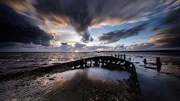 Scheepswrak van een oude praam in de Waddenzee