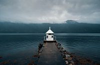 Phare dans un fjord par un jour de pluie, Norvège