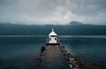 Vuurtoren in een fjord op een regenachtige dag, Noorwegen van qtx