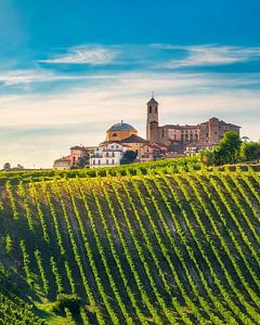 Montegrosso d'': Das Dorf Asti und die Weinbergreihen im Abendrot