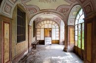 Verlassene Flur in Villa. von Roman Robroek – Fotos verlassener Gebäude Miniaturansicht