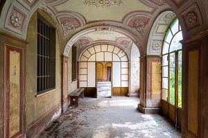 Couloir abandonné à Villa. sur Roman Robroek - Photos de bâtiments abandonnés