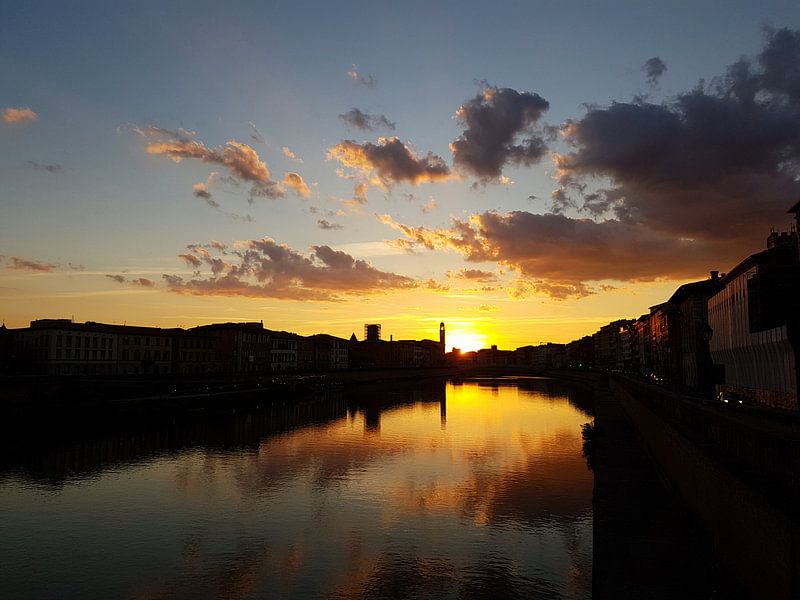 Zonsondergang, Arno Rivier, Pisa, Italie van Danielle Bosschaart