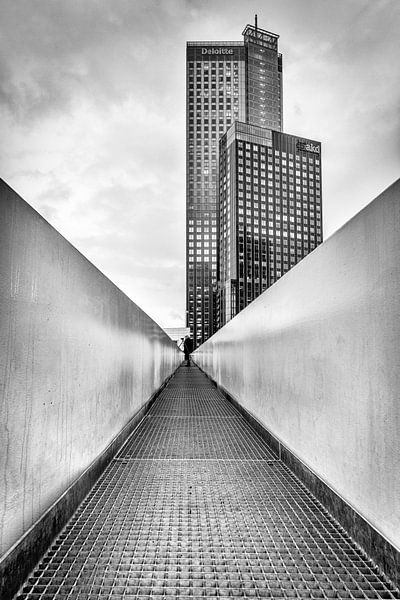 Schwarz-Weiß-Fotografie eines Hochhauses in Rotterdam Holland mit einer Fußgängerbrücke im Vordergru von Bart Ros