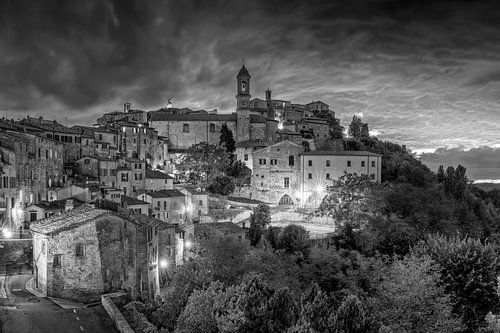 Montepulciano in het avondlicht in zwart-wit