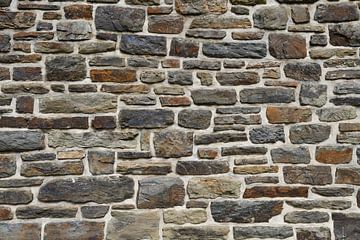 Mauer mit Steinplatten