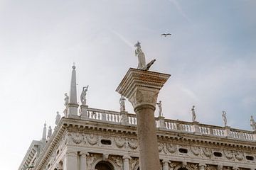 Historisch gebouw in Venetië. van Nicolette Boom