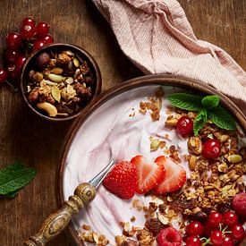 Frühstück mit Joghurt, Müsli und roten Früchten - Serie 1/3 von Fenja Jon-Blaauw - Studio Foek