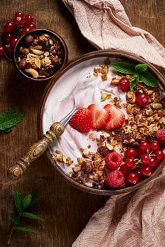 Ontbijt met yoghurt, granola en rood fruit - serie 1/3 van Fenja Jon-Blaauw - Studio Foek