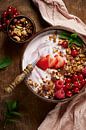Frühstück mit Joghurt, Müsli und roten Früchten - Serie 1/3 von Fenja Jon-Blaauw - Studio Foek Miniaturansicht