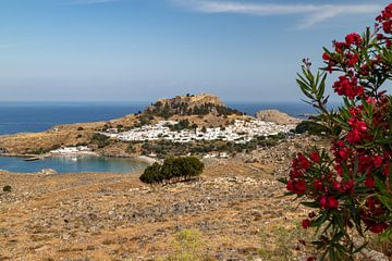 Panoramisch uitzicht op de stad Lindos op het Griekse eiland Rhodos van Reiner Conrad