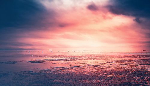 Strand van Cuxhaven aan de Duitse Noordzeekust.  Foto bij laag water met baken en golfbreker