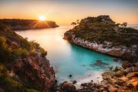 Zonsopgang over de baai van Cala Moro in Mallorca.