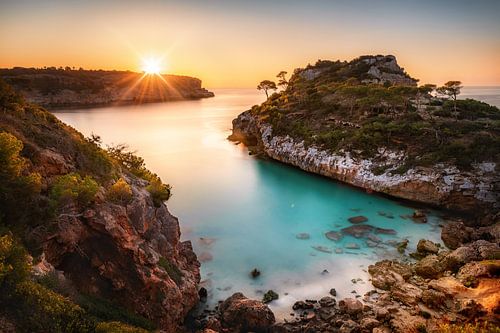 Zonsopgang over de baai van Cala Moro in Mallorca.