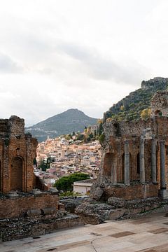 uitzicht op het Siciliaanse stadje Taormina. van Fotograaf Elise