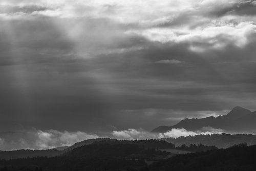 Spektakulärer Himmel über dem Murnauer Moos in Schwarzweiß