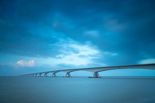 Brug naar nergens in blauw