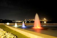 Kleurrijke waterfonteinen in de haven van Muscat (Oman) bij nacht