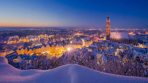 Landshut, Beieren in de kerstvakantie met sneeuw bij nacht van Robert Ruidl