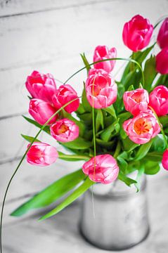 Bouquet de tulipes rouges et roses dans un vase sur BeeldigBeeld Food & Lifestyle