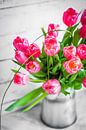 Rode roze bos tulpen in vaas van BeeldigBeeld Food & Lifestyle thumbnail
