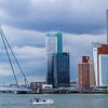 Schiffer auf der Neuen Maas | Kop van Zuid | Rotterdam Fotodruck von Rebecca van der Schaft