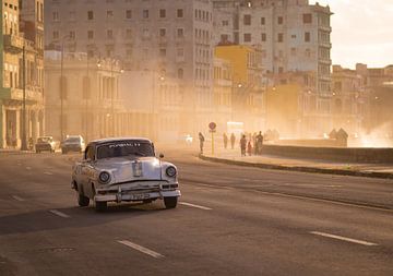 Oldtimers tijdens zonsondergang in Havana, Cuba van Teun Janssen