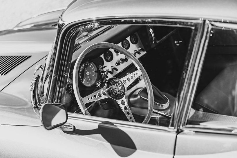 Jaguar E-Type 3.8 Series I Dashboard in Schwarz-Weiß von Sjoerd van der Wal Fotografie