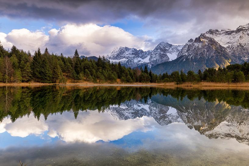 Bergpanorama met weerspiegeling in het water van Christina Bauer Photos