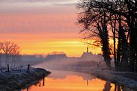 Bunter Sonnenaufgang mit Nebel über der Demer in Hasselt