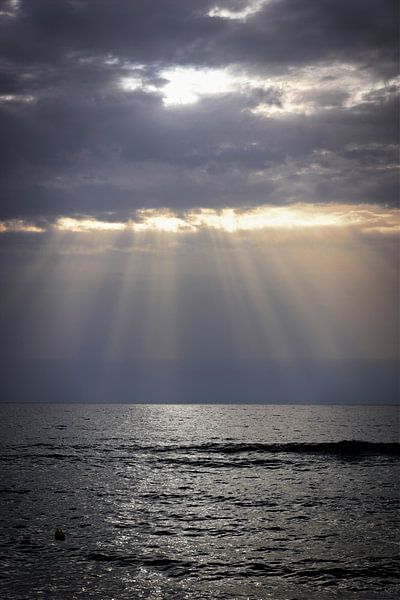 Plage avec mer et ciel menaçant avec rayons de soleil au coucher du soleil en Crète, Grèce par Andreas Freund