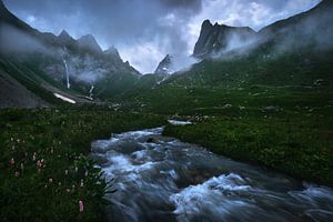 Een sfeervolle avond in de Franse Alpen. van Daniel Gastager