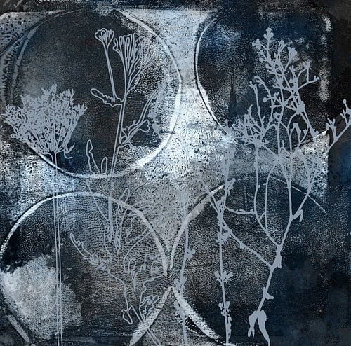 Bloemen en grassen abstract botanisch schilderij in zwart, blauw, wit