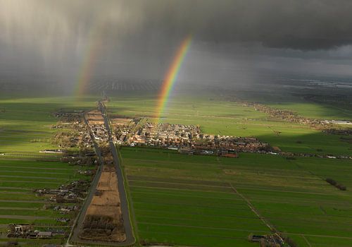 Regenboog boven Stolwijk tijdens een onweersbui boven het Groen hart