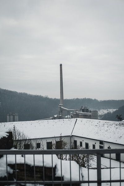 "Industrielle Ruhe: Ein kalter Morgen in der Winterlandschaft" von Melvin Meijer