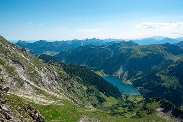 Uitzicht op de Vilsalpsee vanaf de Allgäuer bergen van Leo Schindzielorz