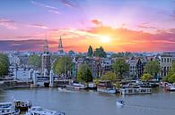 Luchtfoto van de stad Amsterdam aan de haven bij zonsondergang in Nederland van Eye on You thumbnail