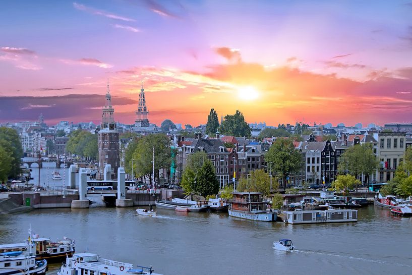 Luchtfoto van de stad Amsterdam aan de haven bij zonsondergang in Nederland van Eye on You
