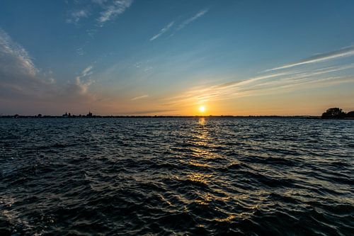Zonsondergang bij de haven Altefähr, eiland Rügen