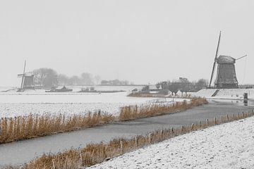 Mühle in Winterlandschaft, schwarz-weiß mit einem Hauch von Farbe. von Menno Schaefer