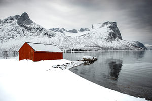 Roter Schuppen auf der Insel Senja in Nordnorwegen an einem kalten Wintertag
