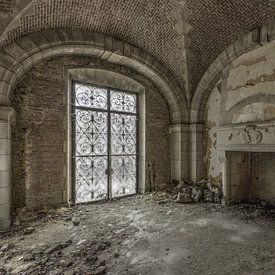 Open haard in vervallen kasteel by Kristel van de Laar