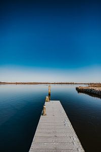 Jetée d'hiver dans le lac Lauwersmeer sur Nickie Fotografie