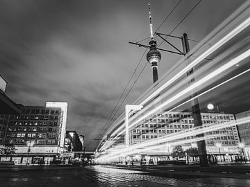 Alexanderplatz bij nacht van Mustafa Kurnaz