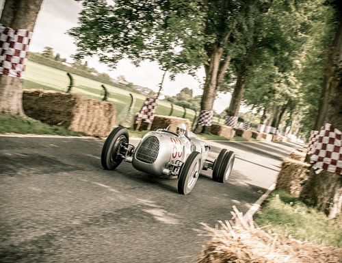 Auto Union Grand Prix Rennwagen Typ C V16 Silberpfeil fährt schnell von Sjoerd van der Wal Fotografie