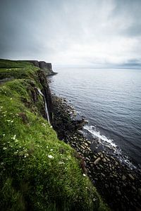 Mealt waterval en Kilt Rock in Isle of Skye van Ken Costers