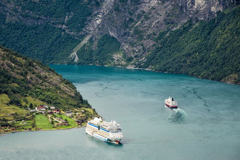 Kreuzfahrschiffe im Geirangerfjord van Rico Ködder