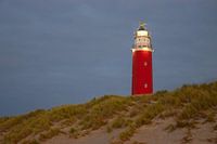 Rode vuurtoren van Texel op een duin