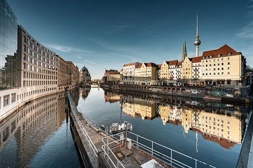 Berliner Spree-Panorama – Skyline mit Fernsehturm und Berliner Dom spiegelt sich im stillen Wasser