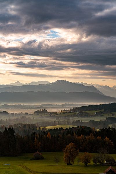 dramatic atmosphere over the Grünten, Hochvogel by Leo Schindzielorz
